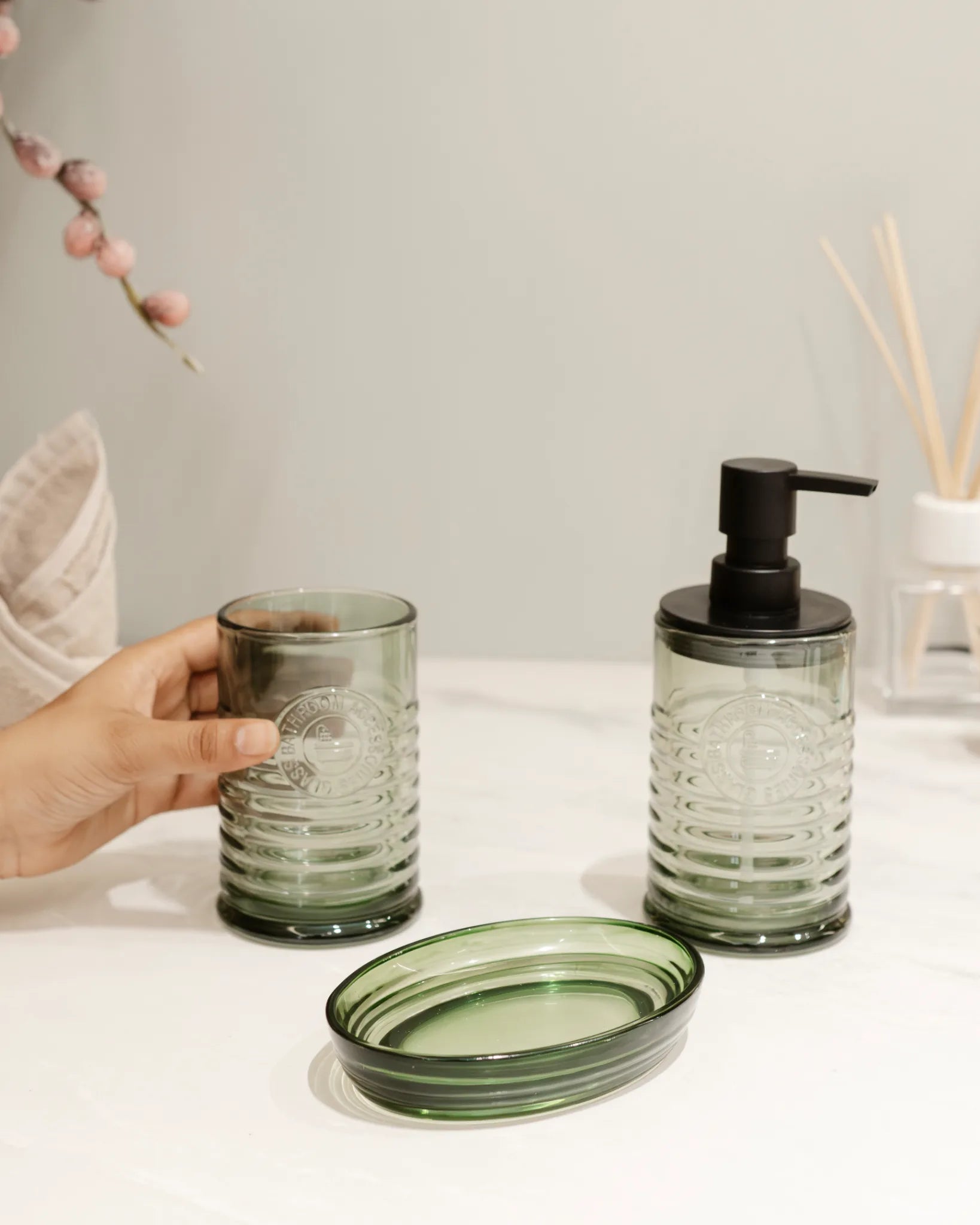 GLEAMING GLASS  - BATHROOM SET
